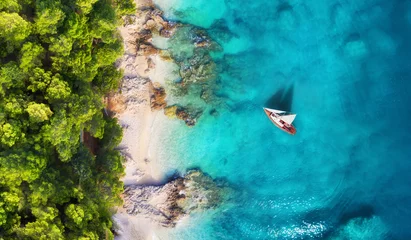 Fotobehang Luchtfoto strand Kroatië. Panoramische kust en jacht als achtergrond van bovenaanzicht. Turkoois water achtergrond van bovenaanzicht. Strand en golven. Reizen - afbeelding