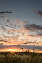 Mágico atardecer en el campo con nubes cerca de La Cumbre en el Valle de Punilla