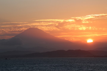 富士山のシルエットが見える江ノ島で夕日、日本