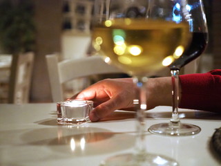 Dłoń trzymająca świeczkę we włoskiej restauracji