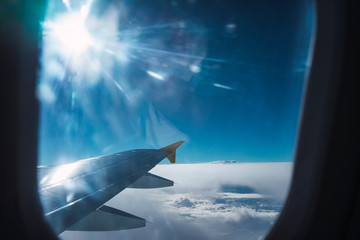 ala del avion con nubes de fondo