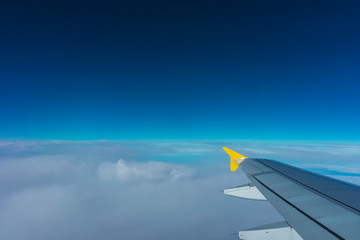 Fototapeta na wymiar cielo con nubes en el avion