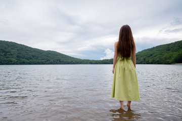 Fototapeta na wymiar 湖畔の女性