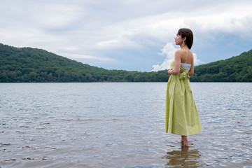 湖畔の女性