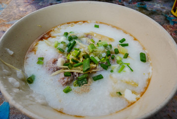 Pork porridge, put eggs in a bowl, delicious breakfast
