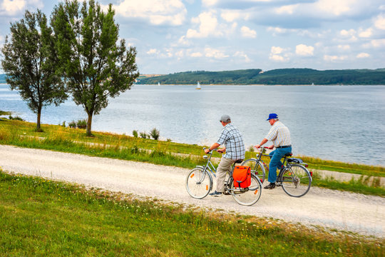 Radfahrer am Grossen Brombachsee bei Ramsberg, Bayern, Deutschland 