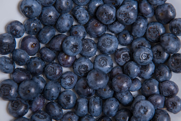  Clean freshly picked blueberries - close up studio shot. ( Ingredients:  Antioxidants , Vitamin C, Antioxidant)