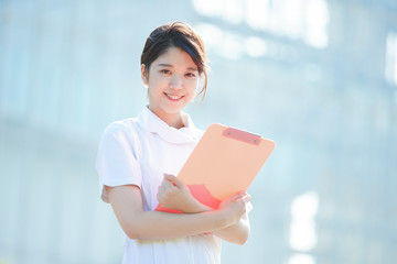 白衣の女性