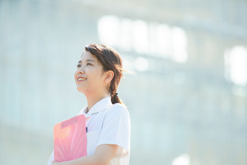 白衣の女性