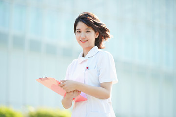 白衣の女性