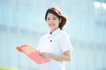 白衣の女性