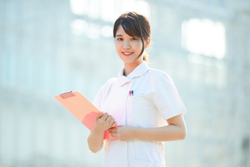 白衣の女性