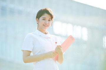 白衣の女性