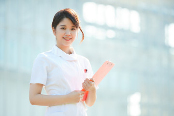 白衣の女性