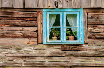 Drewniana chata, ozdobione niebieskie okno. 