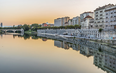 Tramonti lungo i Murazzi del fiume Po a Torino