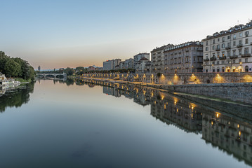 Fototapeta na wymiar Tramonti lungo i Murazzi del fiume Po a Torino