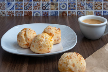 Café da manhã com pão de queijo