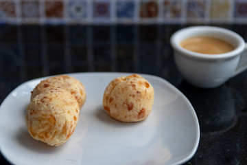 Café da manhã com pão de queijo