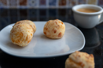 Café da manhã com pão de queijo