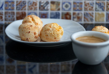 Café da manhã com pão de queijo