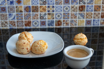 Café da manhã com pão de queijo