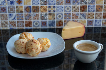 Café da manhã com pão de queijo