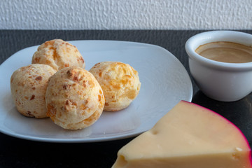 Café da manhã com pão de queijo