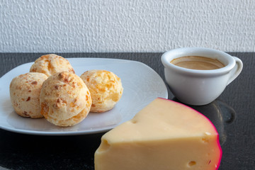 Café da manhã com pão de queijo