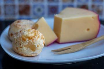 Café da manhã com pão de queijo