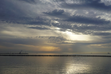 Obraz premium Seascape with a dramatic evening sky.