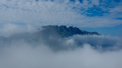 Latemar Gebirgskette erwacht aus den Wolken