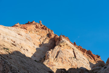 Fototapeta premium Capitol Reef National Park niski kąt krajobraz jałowy kolorowy kamienny klif