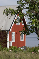 Typisches Schwedenhaus mit Blick auf die Ostsee