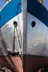 Schiffsbug in einer Werft