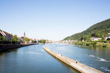 weitblick entlang des neckar unter blauem himmel in heidelberg deutschland fotografiert während...