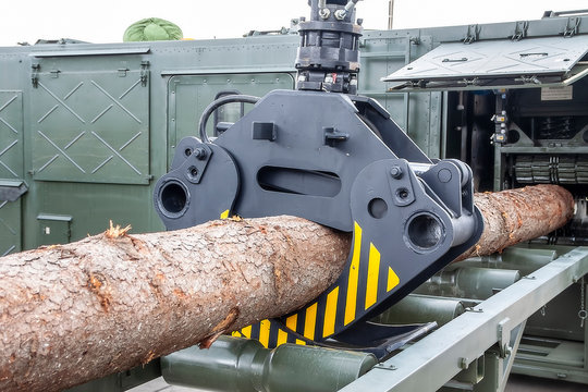 Hydraulic mechanism for lifting logs to the sawmill. Close-up