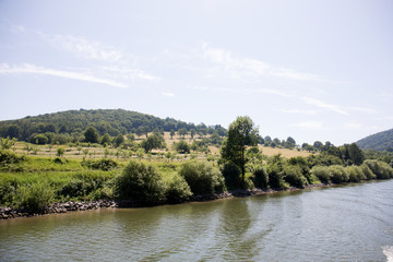 weitblick entlang des neckar ufer in heidelberg deutschland fotografiert während einer bootstour auf dem neckar an einem sonnigen tag
