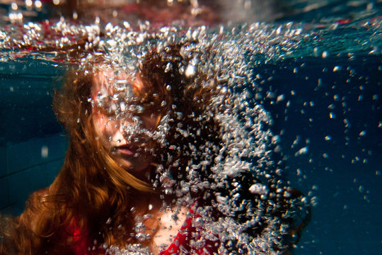 woman portrait underwater with bubbles