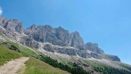 Naklejka premium Wandern im Rosengarten Gebirge in den Dolomiten