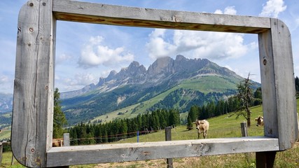 Fototapeta premium Wandern im Rosengarten Gebirge in den Dolomiten