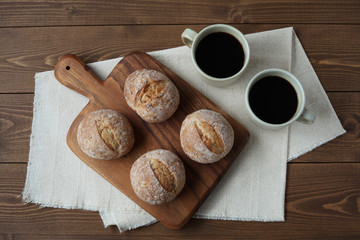 まな板にのせたフランスのパン ライ麦パン ホットコーヒー 木のテーブル