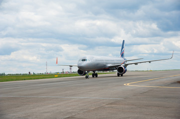 Fototapeta na wymiar Plane lands in the airport runway