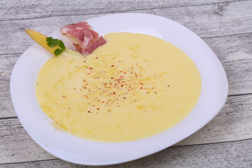 Cheese soup with bacon