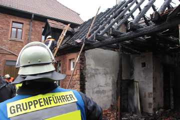Die Feuerwehr mit Gruppenführer an der Brandstelle