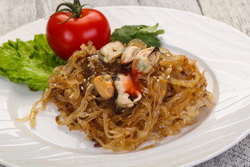 Wok noodle with mussels