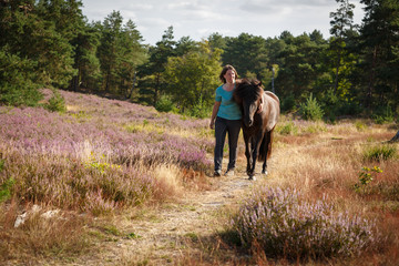 Frau mit Isländer in der Heide