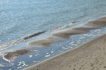 Fototapeta na wymiar Waves and shallow water on the beach