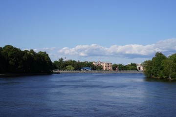Blick von der Jelagin-Insel in Sankt Petersburg über einen Flussarm der Newa