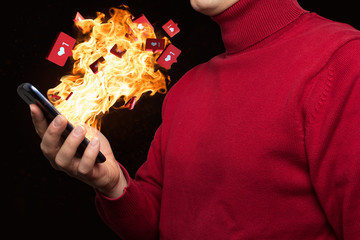 Person mit smartphone wir mit Likes befeuert